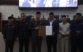 Sekretaris Daerah Provinsi Banten Menerima Dokumen LKPJ Gubernur Banten Yang Direkomendasi Pansus DPRD Provinsi Banten. (Foto; Ist)