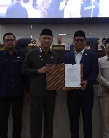 Sekretaris Daerah Provinsi Banten Menerima Dokumen LKPJ Gubernur Banten Yang Direkomendasi Pansus DPRD Provinsi Banten. (Foto; Ist)