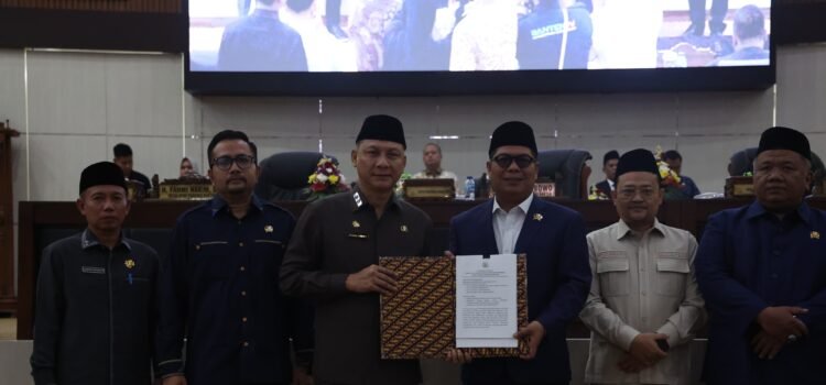 Sekretaris Daerah Provinsi Banten Menerima Dokumen LKPJ Gubernur Banten Yang Direkomendasi Pansus DPRD Provinsi Banten. (Foto; Ist)
