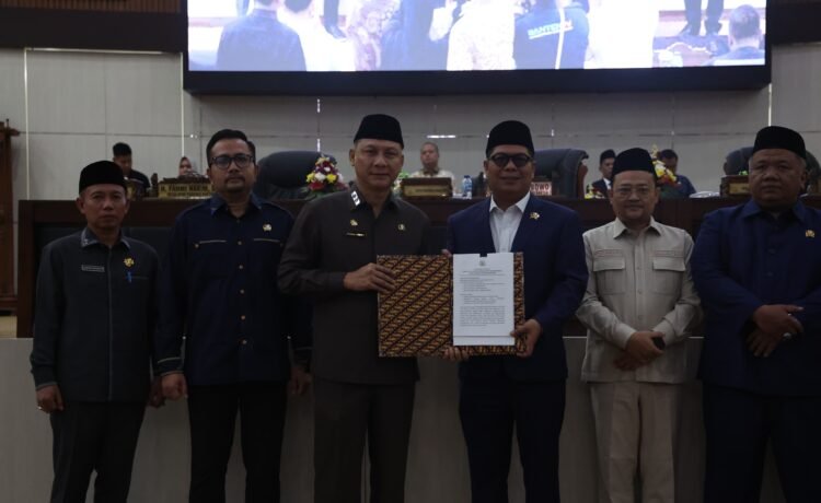 Sekretaris Daerah Provinsi Banten Menerima Dokumen LKPJ Gubernur Banten Yang Direkomendasi Pansus DPRD Provinsi Banten. (Foto; Ist)